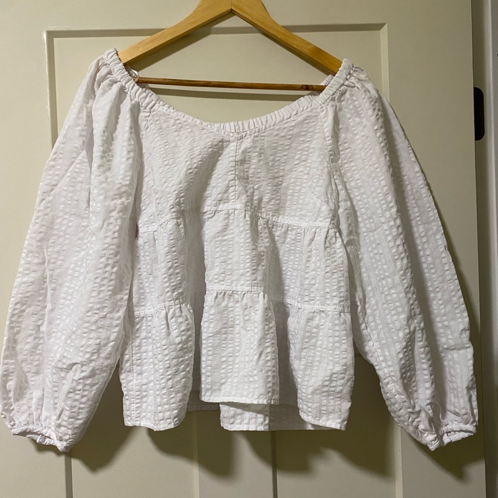 old navy white puffy sleeved blouse